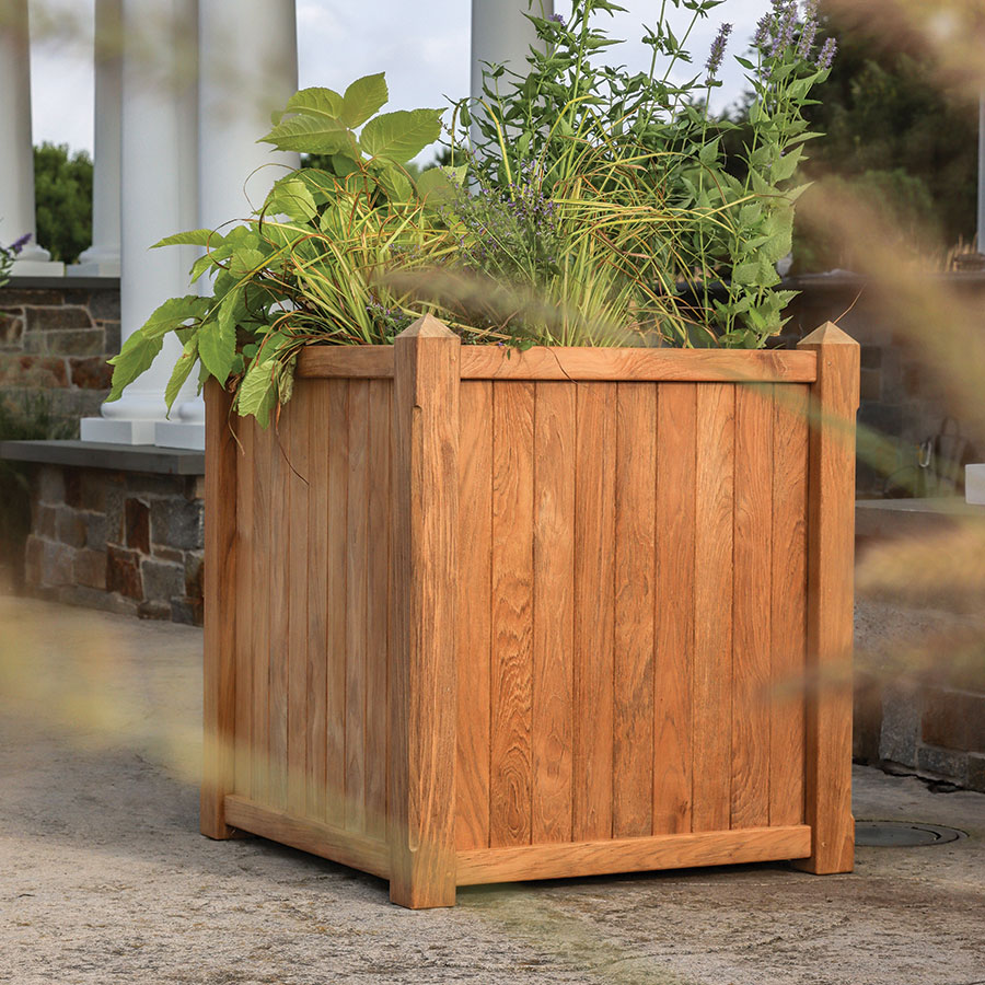 Pyramid large square planter w/ commercial-grade liner