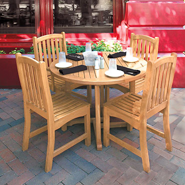 Clydes of Reston outdoor dining